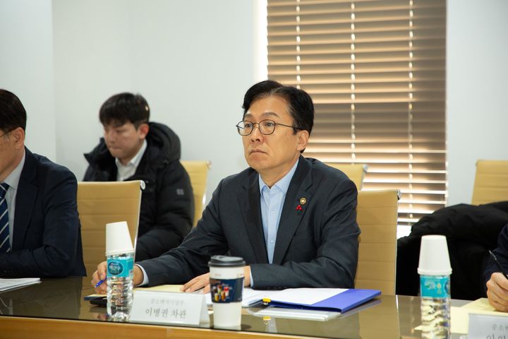 [서울=뉴시스] 이병권 중소벤처기업부 제2차관이 지난 5일 서울 마포구 드림스퀘어에서 열린 '홈플러스 입점 소상공인 간담회'에서 현장 의견을 듣고 있다. (사진=중소벤처기업부 제공) 2025.12.08. photo@newsis.com *재판매 및 DB 금지