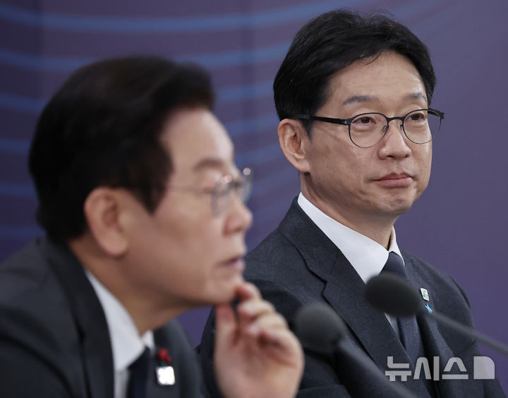 [천안=뉴시스] 고범준 기자 = 김경수 지방시대위원회 위원장이 5일 충남 천안시 한국기술교육대학교에서 열린 '충남의 마음을 듣다' 타운홀미팅에서 참석자 발언을 듣고 있다. (대통령실통신사진기자단) 2025.12.05. bjko@newsis.com