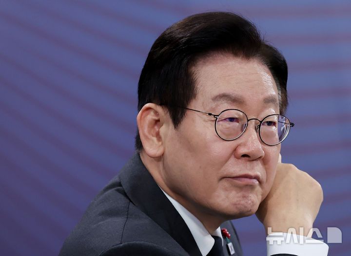 [천안=뉴시스] 고범준 기자 = 이재명 대통령이 5일 충남 천안시 한국기술교육대학교에서 열린 '충남의 마음을 듣다' 타운홀미팅에서 참석자 발언을 듣고 있다. (대통령실통신사진기자단) 2025.12.05. bjko@newsis.com