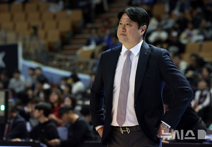 [서울=뉴시스] 이영환 기자 = 5일 오후 서울 송파구 잠실실내체육관에서 열린 2025-2026 KBL 서울 삼성과 수원 KT의 경기, KT 문경은 감독이 경기를 지켜보고 있다. 2025.12.05. 20hwan@newsis.com