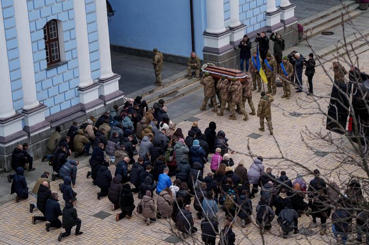 [키이우=AP/뉴시스] 5일(현지 시간) 우크라이나 키이우에서 열린 장례식에서 의장대가 러시아군과 싸우다 전사한 우크라이나 군인의 관을 운구하고 있다. 2025.12.07.