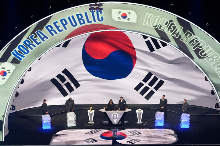 [워싱턴=AP/뉴시스] 5일(현지 시간) 미국 워싱턴의 케네디 센터에서 열린 2026 국제축구연맹(FIFA) 북중미 월드컵 조 추첨식에서 대한민국의 추첨이 진행되고 있다. 한국은 멕시코(15위), 남아프리카공화국(남아공 61위), 유럽 PO 패스D 승자와 A조에 편성됐다. 한국은 조별리그 3경기를 모두 멕시코에서 치르게 됐다. 2025.12.06. 