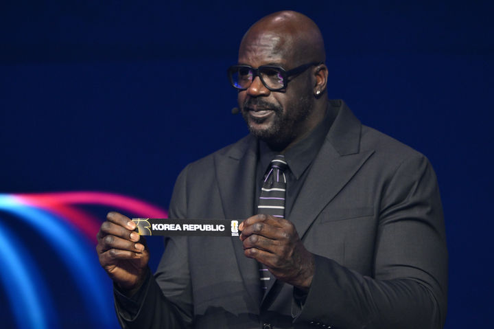 [워싱턴=AP/뉴시스] 전 미국프로농구(NBA) 스타 샤킬 오닐이 5일(현지 시간) 미국 워싱턴의 케네디 센터에서 열린 2026 국제축구연맹(FIFA) 북중미 월드컵 조 추첨식에서 대한민국 띠를 들어 보이고 있다. 한국은 멕시코(15위), 남아프리카공화국(남아공·61위), 유럽 PO 패스D 승자와 A조에 편성됐다. 한국은 조별리그 3경기를 모두 멕시코에서 치르게 됐다. 2025.12.06. 
