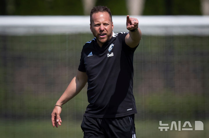[밴쿠버=AP/뉴시스] 현재 미국 프로축구 메이저리그사커(MLS) 로스앤젤레스FC(LAFC)를 이끌고 있는 마크 도스 산토스 감독. 2021.08.02.