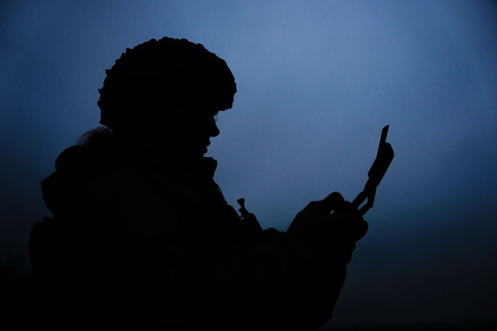 [하르키우=AP/뉴시스] 지난달 5일(현지 시간) 우크라이나 크라켄 1654 부대 소속 병사가 하르키우주에서 열린 시연회에서 뱀파이어 드론을 날리고 있다. 2025.12.07.