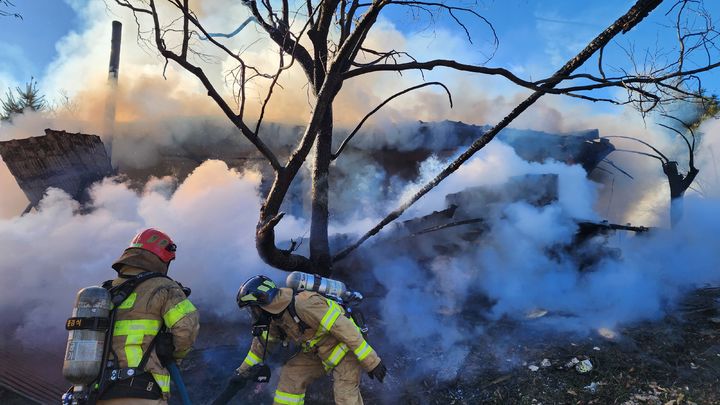 [태안=뉴시스] 지난 5일 오전 9시44분꼐 충남 태안군 근흥면 단독주택에서 불이 나 현장에 출동한 소방대원이 진화에 나서고 있다. (사진=태안소방서 제공) 2025.12.06. photo@newsis.com *재판매 및 DB 금지