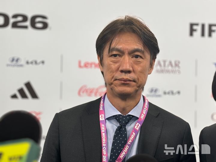 [워싱턴=뉴시스]이윤희 특파원 = 홍명보 축구대표팀 감독이 5일(현지 시간) 미국 워싱턴DC 케네디센터에서 개최된 2026 국제축구연맹(FIFA) 북중미월드컵 조 추첨이 진행된 후 공동취재구역(믹스트존)에서 취재진과 만나 소감을 밝히고 있다. sympathy@newsis.com 2025.12.06.