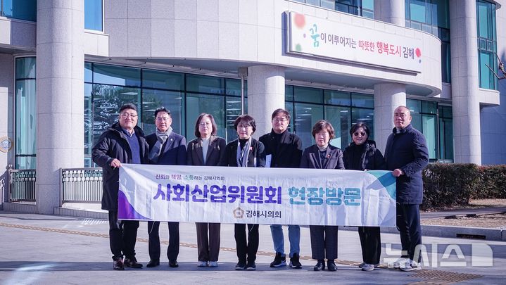 [김해=뉴시스]김해시의회 사회산업위원회 칠암도서관 방문. (사진=김해시의회 제공). 2025.12.06. photo@newsis.com