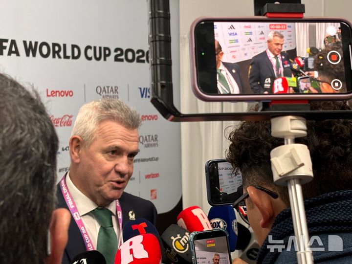 [워싱턴=뉴시스]이윤희 특파원 = 하비에르 아기레 멕시코 축구대표팀 감독이 5일(현지 시간) 미국 워싱턴DC 케네디센터에서 개최된 2026 국제축구연맹(FIFA) 북중미월드컵 조 추첨이 진행된 후 공동취재구역(믹스트존)에서 취재진과 만나 소감을 밝히고 있다. sympathy@newsis.com 2025.12.06.