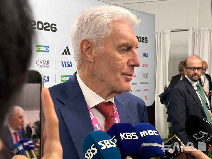 [워싱턴=뉴시스]이윤희 특파원 = 위고 브로스 남아프리카공화국(남아공) 축구대표팀 감독이 5일(현지 시간) 미국 워싱턴DC 케네디센터에서 2026 국제축구연맹(FIFA) 북중미월드컵 조 추첨이 진행된 후 공동취재구역(믹스트존)에서 취재진과 만나 소감을 밝히고 있다. sympathy@newsis.com 2025.12.06. 