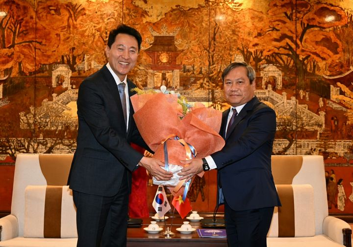 [하노이=뉴시스]5일 하노이 인민위원회를 찾은 오세훈 서울시장이 부 다이 탕 하노이 신임 인민위원장에게 취임 축하 꽃다발을 전하고 있다. 2025.12.07. (사진=서울시 제공) *재판매 및 DB 금지