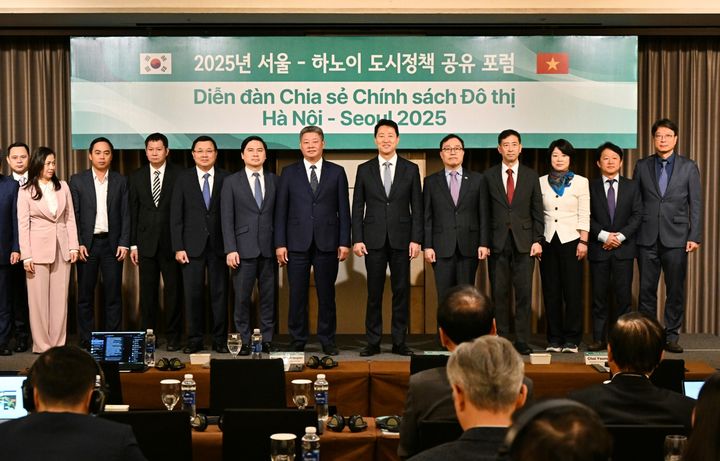 [하노이=뉴시스]오세훈 서울시장이 5일 롯데호텔 하노이에서 열린 '2025 서울-하노이 도시정책 공유 포럼' 참석자들과 기념사진을 촬영하고 있다. 2025.12.07. (사진=서울시 제공) *재판매 및 DB 금지