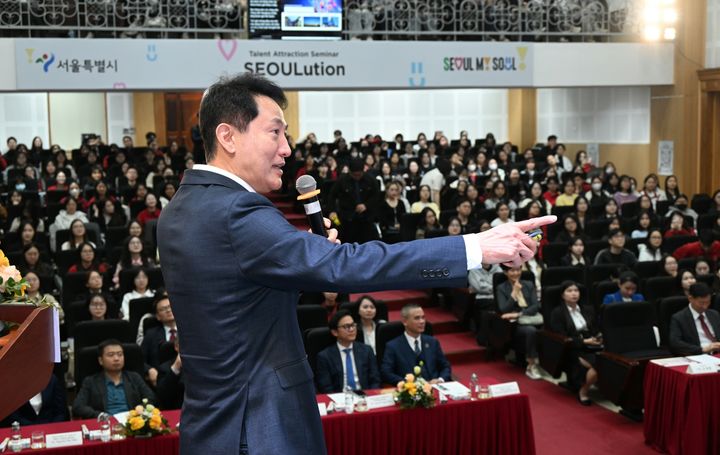 [하노이=뉴시스]오세훈 서울시장이 5일 하노이대학교에서 열린 ‘서울 인재유치 네트워크 프로모션’에서 특별 강연하고 있다. 2025.12.07. (사진=서울시 제공) *재판매 및 DB 금지