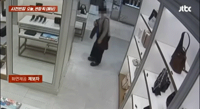 [뉴시스] 서울의 한 백화점 편집숍에서 한 여성이 고가의 가방을 훔쳐 달아나는 장면이 포착됐다. (사진='사건반장' 갈무리) *재판매 및 DB 금지