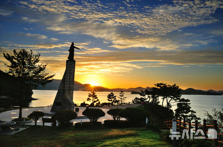 [통영=뉴시스]통영 이순신공원 해돋이.(사진=경남도 제공)2025.12.06. *재판매 및 DB 금지