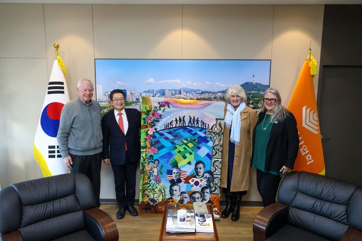 [서울=뉴시스]백승주 전쟁기념사업회장(왼쪽에서 두번째)과 오기백 다니엘 신부(왼쪽 끝), 미쉘 윈트롭 주한아일랜드대사(오른쪽 끝), 작품을 기증한 재클린 도위(오른쪽에서 두번째)여사가 작품을 들고 기념촬영하는 모습이다. (사진=전쟁기념사업회 제공) 2025.12.06. *재판매 및 DB 금지