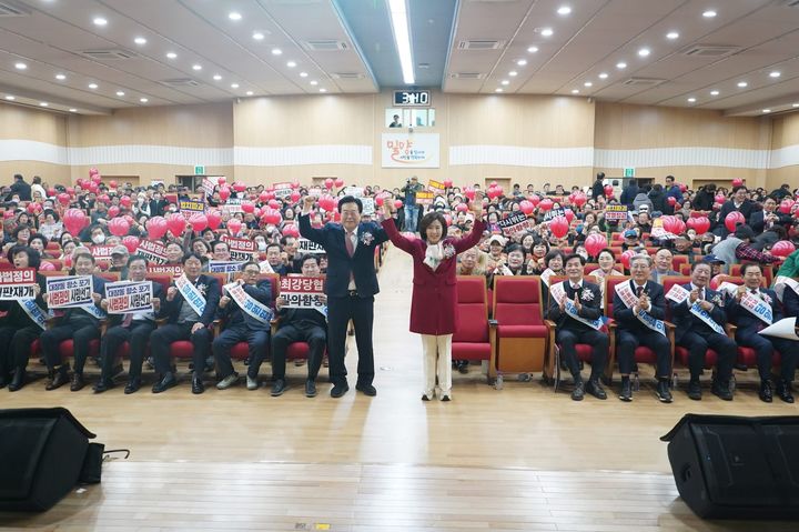 [밀양=뉴시스] 국민의힘 박상웅(경남 밀양·의령·함안·창녕) 의원이 지역 당원들과의 결속을 다지기 위한 당원교육을 하고 있다. (사진= 밀양시 제공) 2025.12.06. photo@newsis.com *재판매 및 DB 금지