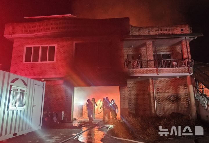 [상주=뉴시스] 상주시 사벌국면 2층 주택 화재 현장(사진= 경북소방본부 제공), 2025.12.6. photo@newsis.com