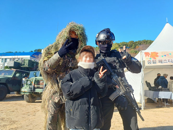 [부산=뉴시스] 육군 제53보병사단이 6일 사단 사령부 내에서 군 인식 개선을 위한 충렬 페스티벌을 개최, 부산·울산 지자체 관계자와 군인 가족 등이 행사를 즐기고 있다. (사진=제53보병사단 제공) 2025.12.06. photo@newsis.com *재판매 및 DB 금지