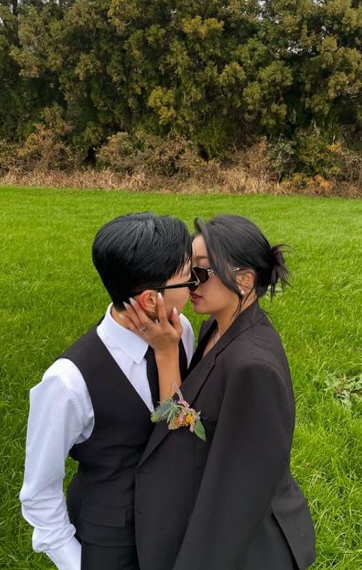 [서울=뉴시스] 채널A 예능 '강철부대W'에 출연해 얼굴을 알린 곽선희가 동성 연인과 찍은 제주 웨딩 화보를 공개했다. (사진=곽선희 인스타그램 캡처) 2025.12.06. photo@newsis.com *재판매 및 DB 금지