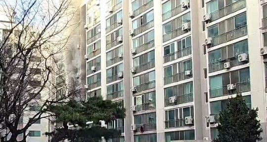 [수원=뉴시스] 화재 현장. (사진=경기도소방재난본부 제공) 2025.12.06. photo@newsis.com *재판매 및 DB 금지