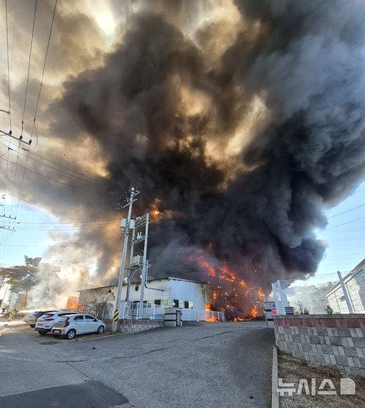 [칠곡=뉴시스] 칠곡군 왜관읍 금산리 섬유 제조공장 화재 현장.(사진=경북소방본부 제공) 2025.12.6. photo@newsis.com