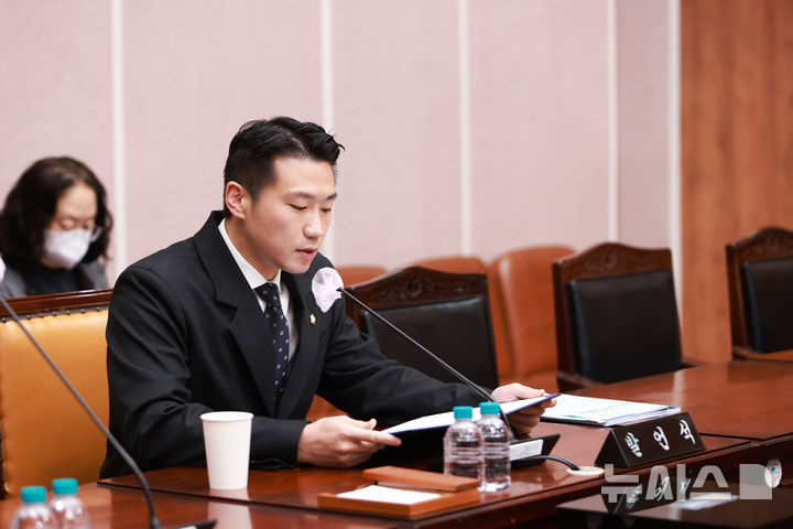 [군포=뉴시스] 박상현 시 의원이 수도계량기 검사 비용 부담 완화를 위한 조례 개정(안)을 발의하고 있다. (사진=본인 제공).2025.12.06. photo@newsis.com