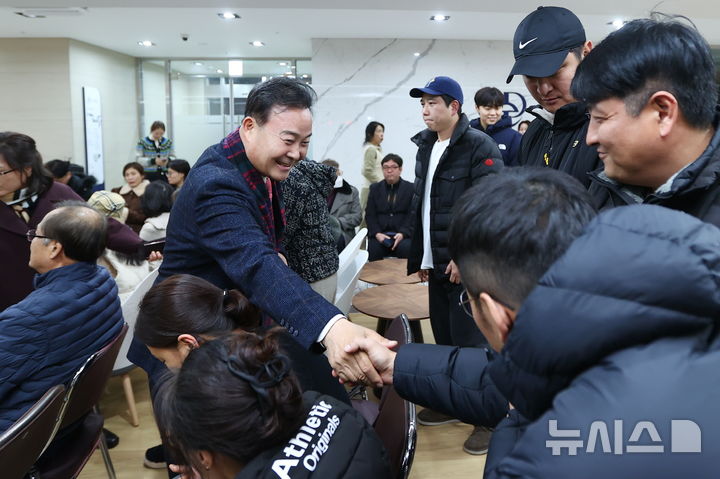 [의왕=뉴시스] 김성제 시장이 대방디에트르센트럴아파트에서 열린 '찾아가는 시장실'에서 참석 주민들과 악수하고 있다. (사진=의왕시 제공). 2025.12.06. photo@newsis.com