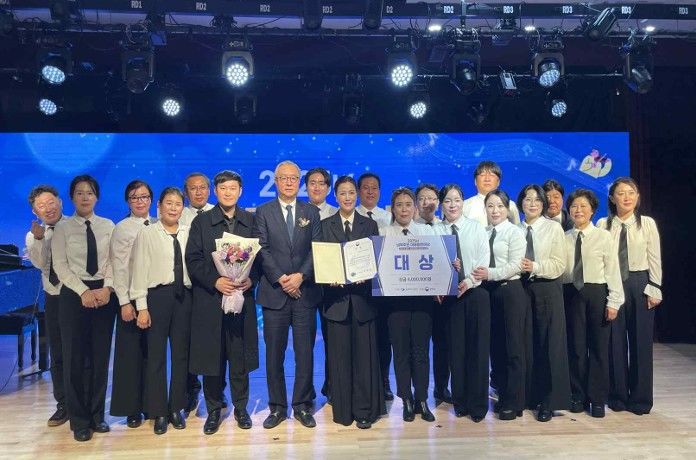 [서울=뉴시스]6일 열린 남북하나재단 합창경연대회에서 '하나합창단'이 영예의 대상을 차지한 모습. (사진=남북하나재단 제공) 2025.12.06. *재판매 및 DB 금지