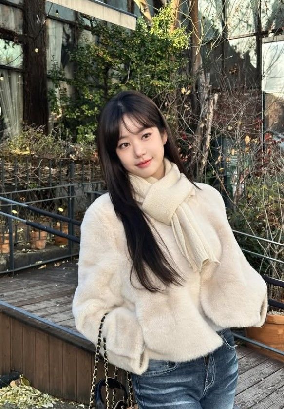 [서울=뉴시스] 이유비. (사진=이유비 인스타그램 캡처) 2025.12.06. photo@newsis.com  *재판매 및 DB 금지