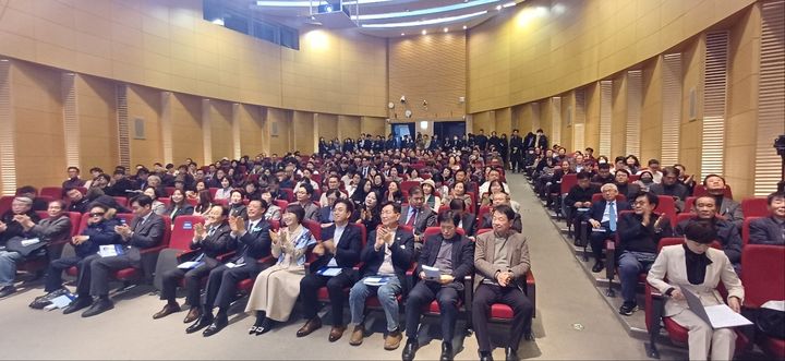 [대전=뉴시스] 내년 6월 대전시교육감 선거 출마를 공식화한 맹수석(왼쪽 여섯번째)전 충남대 법학전문대학원장이 6일 대전컨벤션센터에서 출판기념회를 개최한 가운데 박범계(왼쪽 다섯번째) 국회의원 등과 함께 박수를 치고 있다. (사진=본인 제공) 2025.12.06. *재판매 및 DB 금지