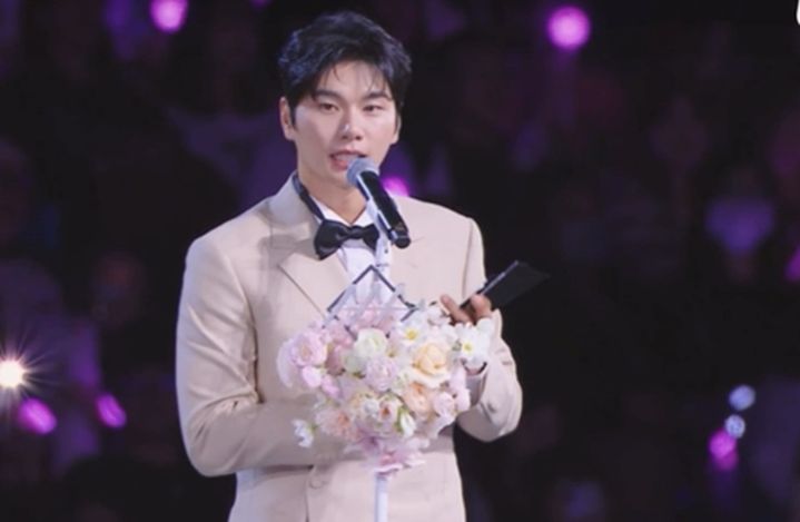 AAA 2025 현장에서 포착된 배우 이이경