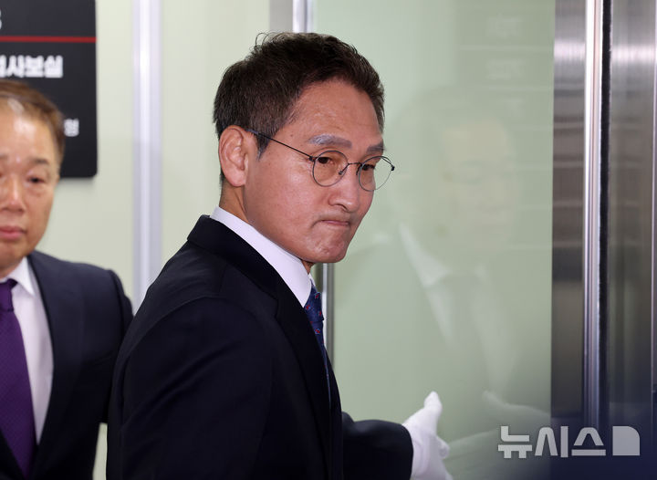 [서울=뉴시스] 배훈식 기자 = 안권섭 특별검사가 지난해 12월 6일 오전 서울 서초구 관봉권 띠지 폐기 의혹 및 쿠팡 퇴직금 불기소 외압 의혹 진상규명을 위한 특검 사무소에서 열린 현판식에서 취재진의 질문을 뒤로 한채 들어가고 있다. 2025.12.06. dahora83@newsis.com