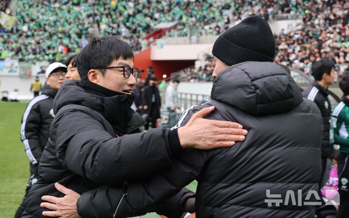 [서울=뉴시스] 권창회 기자 = 이정효 광주FC 감독과 타노스 전북현대 코치가 6일 오후 서울 마포구 서울월드컵경기장에서 열린 광주FC와 전북현대의 2025 하나은행 코리아컵 결승전에서 인사하고 있다. 2025.12.06. kch0523@newsis.com