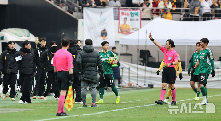 [서울=뉴시스] 권창회 기자 = 이정효 광주FC 감독이 6일 오후 서울 마포구 서울월드컵경기장에서 열린 광주FC와 전북현대의 2025 하나은행 코리아컵 결승전에서 심판진에게 항의하다 퇴장당하고 있다. 2025.12.06. kch0523@newsis.com