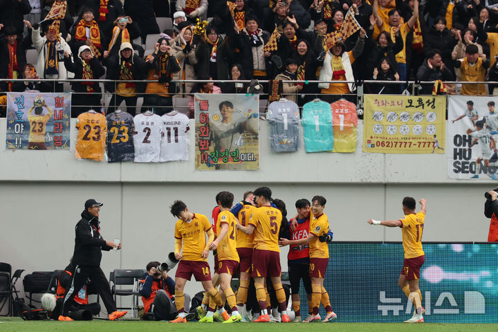 [서울=뉴시스] 권창회 기자 = 광주FC 프리드욘슨이 6일 오후 서울 마포구 서울월드컵경기장에서 열린 광주FC와 전북현대의 2025 하나은행 코리아컵 결승전에서 동점골을 넣은 뒤 기뻐하고 있다. 2025.12.06. kch0523@newsis.com