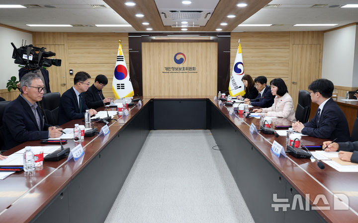 [서울=뉴시스] 배훈식 기자 = 송경희 개인정보보호위원장이 6일 오후 서울 종로구 정부서울청사에서 ISMS-P 인증 개선 회의를 하고 있다. 2025.12.06. dahora83@newsis.com
