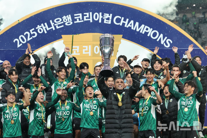 [서울=뉴시스] 권창회 기자 = 6일 오후 서울 마포구 서울월드컵경기장에서 열린 광주FC와 전북현대의 2025 하나은행 코리아컵 결승전에서 2대 1로 승리한 거스 포옛 전북현대 감독을 비롯한 선수들이 우승트로피를 들어올리고 있다. 2025.12.06. kch0523@newsis.com
