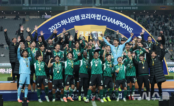 [서울=뉴시스] 권창회 기자 = 6일 오후 서울 마포구 서울월드컵경기장에서 열린 광주FC와 전북현대의 2025 하나은행 코리아컵 결승전에서 2대 1로 승리한 거스 포옛 전북현대 감독을 비롯한 선수들이 우승트로피를 들어올리고 있다. 2025.12.06. kch0523@newsis.com