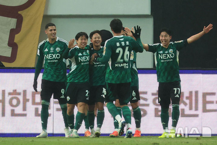 [서울=뉴시스] 권창회 기자 = 전북현대 이승우가 6일 오후 서울 마포구 서울월드컵경기장에서 열린 광주FC와 전북현대의 2025 하나은행 코리아컵 결승전에서 결승골을 넣은 뒤 기뻐하고 있다. 2025.12.06. kch0523@newsis.com