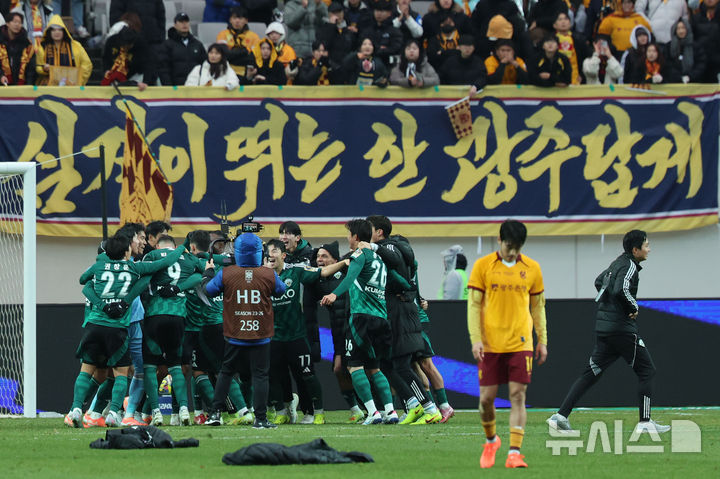 [서울=뉴시스] 권창회 기자 = 6일 오후 서울 마포구 서울월드컵경기장에서 열린 광주FC와 전북현대의 2025 하나은행 코리아컵 결승전에서 2대 1로 승리한 전북현대 선수들이 기뻐하고 있다. 2025.12.06. kch0523@newsis.com