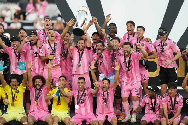 [포트로더데일=AP/뉴시스] 인터 마이애미 선수들이 6일(현지 시간) 미 플로리다주 포트로더데일의 체이스 스타디움에서 열린 2025 미국 메이저리그사커(MLS) 정상에 올라 트로피를 들고 환호하고 있다. 인터 마이애미는 결승전에서 밴쿠버 화이트캡스를 3-1로 꺾고 구단 처음으로 MLS 우승을 차지했다. 2도움으로 팀 승리를 견인한 리오넬 메시는 MVP에 선정됐다. 2025.12.07.