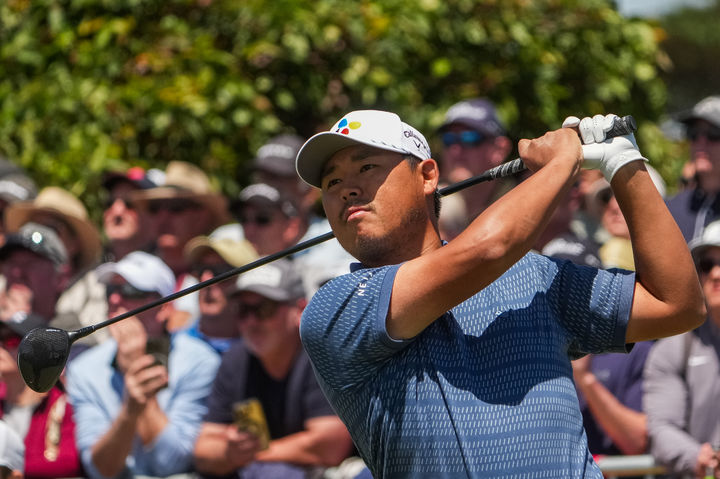 [멜버른=AP/뉴시스] 김시우가 7일(현지 시간) 호주 멜버른의 로열 멜버른 GC에서 열린 DP 월드투어 크라운 호주 오픈 최종 라운드 1번 홀에서 티샷하고 있다. 전날 공동 2위였던 김시우는 최종 라운드에서 역전을 노린다. 2025.12.07.