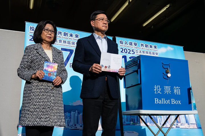 [홍콩=AP/뉴시스] 홍콩 입법회(의회) 선거가 7일 실시된다. 이날 존 리 홍콩 행정장관(오른쪽)이 투표를 하고 기념 촬영을 하는 모습. 2025.12.07 