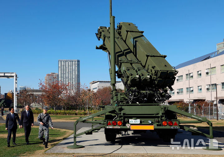 [AP/뉴시스] 2025년 12월 사진으로 일본 도쿄 방위성에 배치된 페트리엇 신형 PAC-3 미사일 요격체를 일본 방위상과 호주 국방장관이 둘러보고 있다 