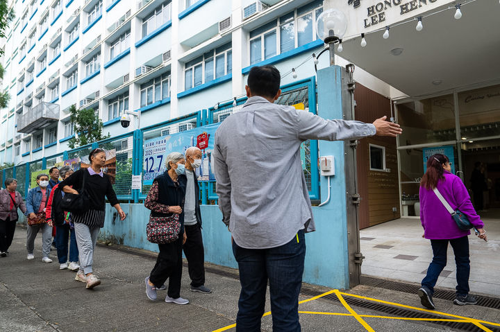 [홍콩=AP/뉴시스] 홍콩 입법회(의회) 선거가 7일 실시된다. 이날 유권자들이 투표를 하기 위해 홍콩 타이포 지역의 한 투표소로 들어가는 모습. 2025.12.07 