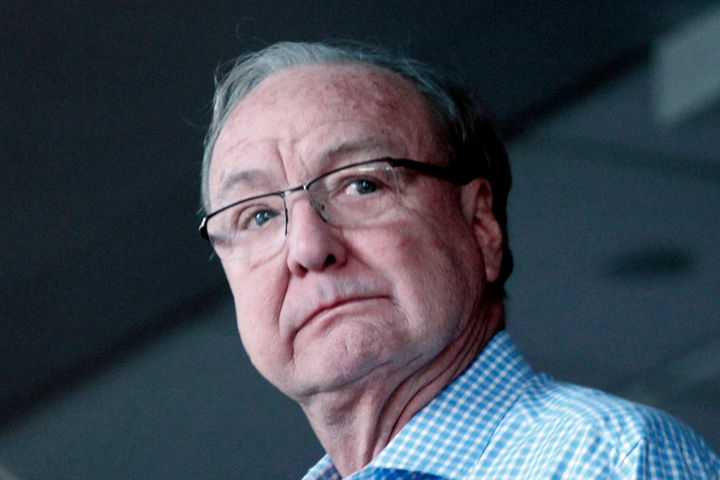 [댈러스=AP/뉴시스] 2011년 당시 북미아이스하키리그(NHL) 경기를 지켜보던 톰 힉스. 2011.10.29