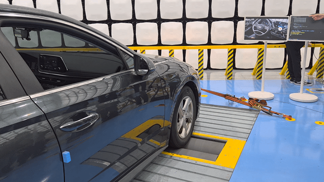 [화성=뉴시스] 정진형 기자 = 지난 5일 경기 화성시 한국교통안전공단(TS) 자동차안전연구원 사이버보안센터에서 시험 차량을 해킹하는 모습을 시연하고 있다. 2025.12.07. formation@newsis.com *재판매 및 DB 금지