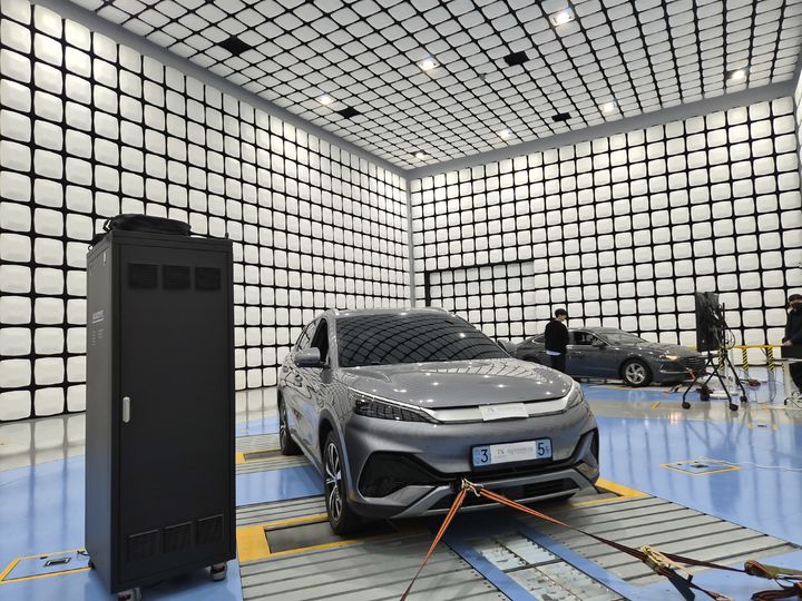 [화성=뉴시스] 정진형 기자 = 지난 5일 경기 화성시 한국교통안전공단(TS) 자동차안전연구원 사이버보안센터에서 한승희 커넥티드카연구처 선임연구원이 사이버보안센터 시험 시설에 대해 설명하고 있다. 2025.12.07. formation@newsis.com *재판매 및 DB 금지