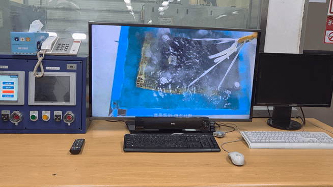 [화성=뉴시스] 정진형 기자 = 지난 5일 경기 화성시 한국교통안전공단(TS) 자동차안전연구원 배터리평가실에서 전기차 배터리 침수 시험 영상을 재생하고 있다. 2025.12.07. formation@newsis.com *재판매 및 DB 금지